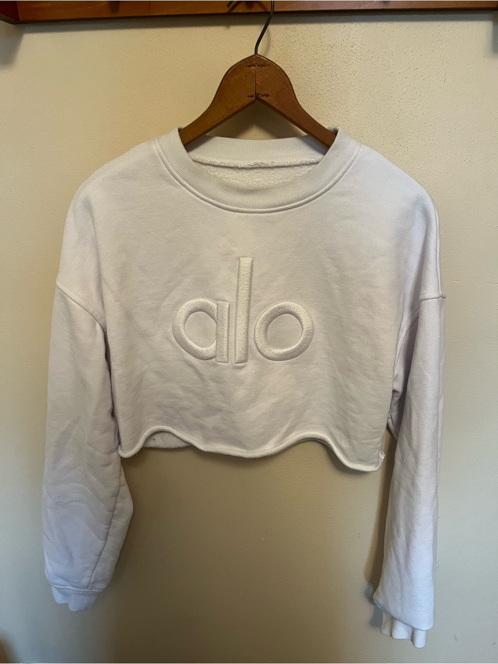 Alo Embossed Logo White Crewneck Sweatshirt Cropped - Picture 2 of 5